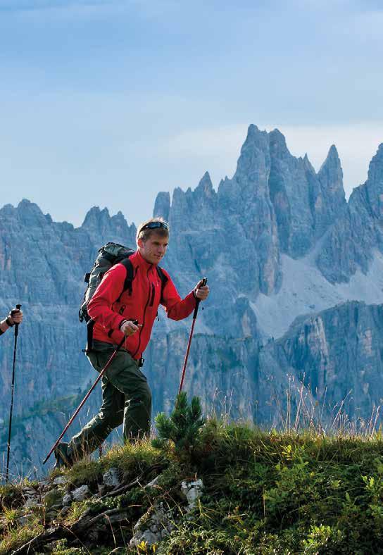 OS PROFISSIONAIS DA MONTANHA GUIA ALPINO EXCURSÕES E TREKKING Figura profissional que acompanha excursionistas e alpinistas nos percursos e nos caminhos equipados da montanha, entre os quais as ruas