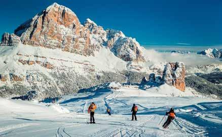 Subindo ainda mais alto com o teleférico Freccia nel Cielo, até os 2500m de Ra Valles, se alcança a área de esqui na altura mais alta de Cortina d'ampezzo e por isso com garantia de neve de ótima