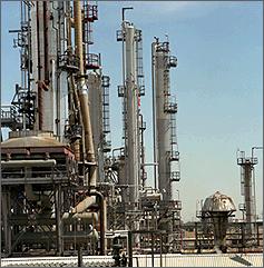 Refinarias Refinarias de petróleo são um complexo sistema de operações múltiplas; as operações que são usadas em uma dada refinaria dependem