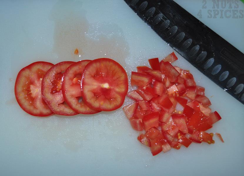 Divida o tomate italiano ao meio.