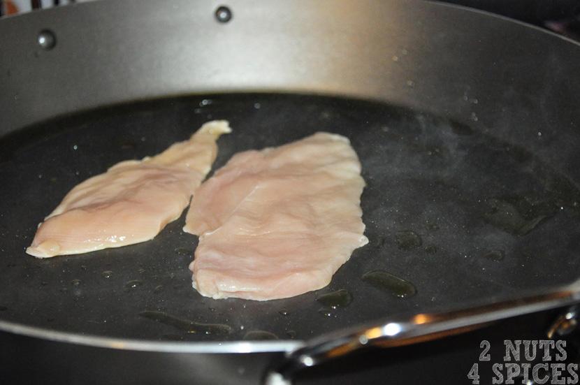 Em uma frigideira aqueça o azeite, coloque os filés de frango e tempere com