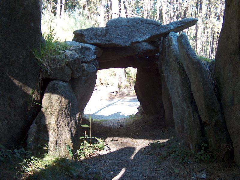 MEGALITISMO Em arqueologia, designa o conjunto de construções de grandes blocos de pedras, típicas das sociedades pré-históricas, edificadas