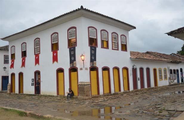 Calçadas irregulares, grossas paredes decoradas, sobrados coloniais com sacadas de ferro trabalhado, cultura maçônica, nos faz voltar até os tempos da colônia.