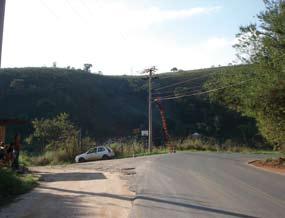 situação e ambiência Rumo a São José do Vale do Rio Preto, a primeira sinalização indicativa a ser observada para se chegar à Fazenda do Córrego Sujo (identificada no levantamento da FUNDREM 1 como