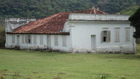 descrição arquitetônica Essa platibanda prossegue com a sua função original, contornando e escondendo a cobertura e dando acabamento às fachadas frontal e laterais, produzindo, no