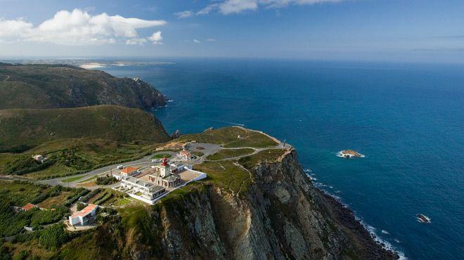 Seguida para visitar a Boca do Inferno e a vila de Cascais, considerada a Riviera Francesa de Portugal. Após a visita a vila, parada em Estoril, com os jardins do Cassino de Estoril. Retorno a Lisboa.