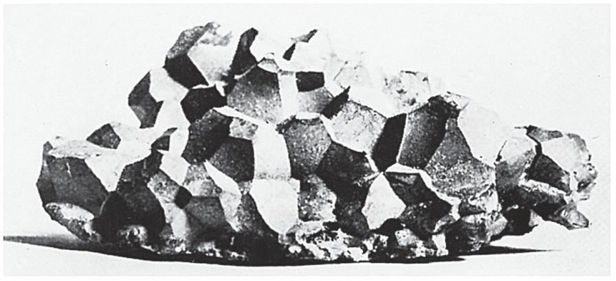 Solidificação dos metais Esquema ilustrativo das várias etapas da solidificação de metais: (a) formação de núcleos, (b) crescimento de núcleos formando cristais, (c) união dos cristais para formar
