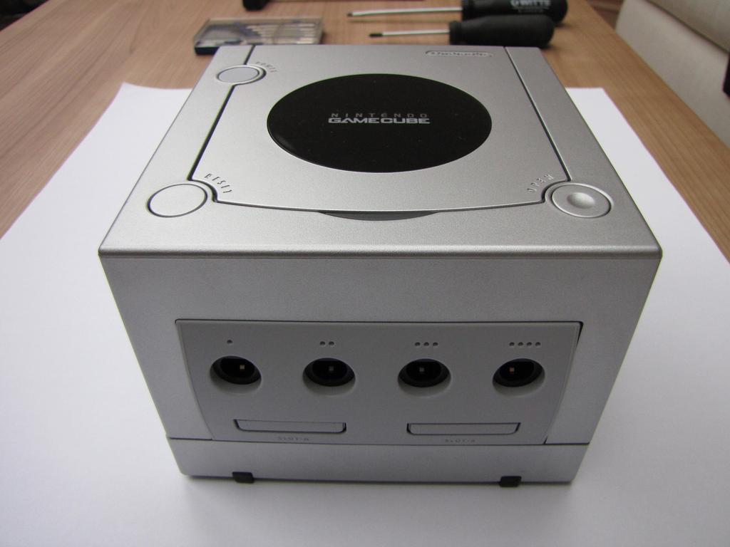 Passo 1 Nintendo GameCube Teardown Antes que você possa sequer pensar em desmontar qualquer dispositivo Nintendo você tem que enfrentar o mesmo problema com