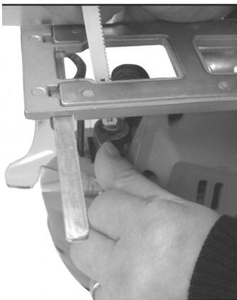 O pêndulo da serra tico tico está equipado com um suporte de lâmina sem ferramenta (16). Para abrir o suporte de lâmina, gire o anel no sentido horário e mantenha na posição.