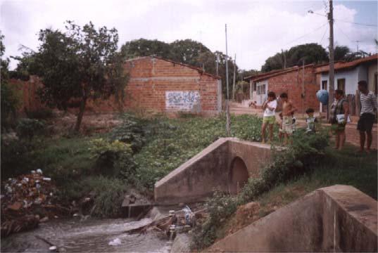 Figura 2: Dejeção de esgotos no alto curso do Rio Santo Antonio Recanto dos Pássaros. Foto: DIAS, Luiz Jorge Bezerra da Silva, 31/12/2003. Pesquisas de Campo.