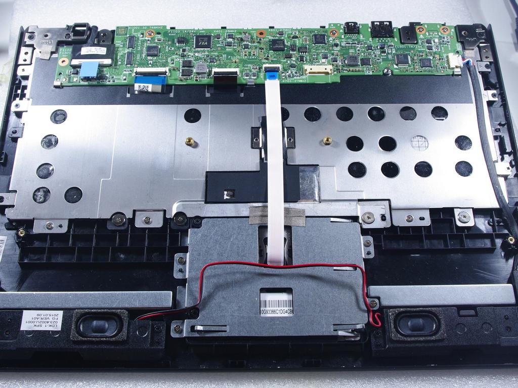 Passo 4 Remova a placa principal Com o máximo cuidado, desligue todos os conectores da placa. Mas não um dos grandes no canto superior esquerdo (que leva à doca <-> conector tablet).