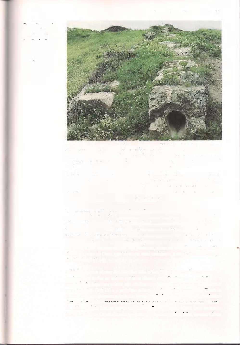 A MENSAGEM DE APOCALIPSE 153 Parte do aqueduto construído para suprira antiga Laodicéia. A água nesta área é rica em minerais; depósitos de calcário podem ser vistos nas paredes internas do aqueduto.