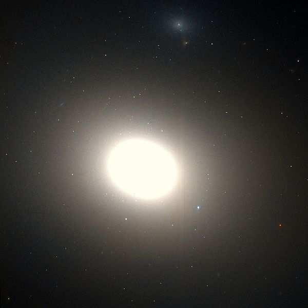 Figura 4: A galáxia M86 (ou NGC4406). Classificada como tipo E3, é uma elíptica gigante e o objeto dominante do aglomerado de galáxias de Virgo, localizado na constelação do mesmo nome.