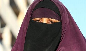 NIQAB O "niqab" tem sua origem etimológica na palavra árabe "naqaba", que