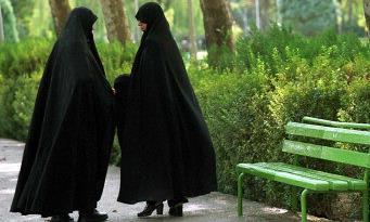 CHADOR O chador (do persa "chaddar") é uma vestimenta tradicional das mulheres do Irã