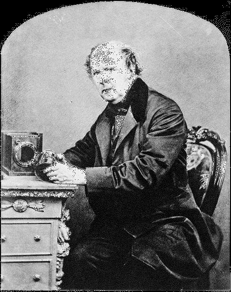 Já em 1840, conhecendo o trabalho de Daguerre através da publicação do governo francês, o inglês William