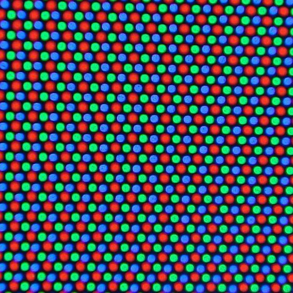 A imagem da tela desses aparelhos são formadas por pequenos pontos com apenas três cores: