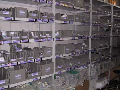 O modelo Kaizen também é seguido no sector da distribuição de medicamentos, recorrendo-se aos Kanbans para alguns produtos farmacêuticos e ao sistema de duas caixas para os produtos mais usados na