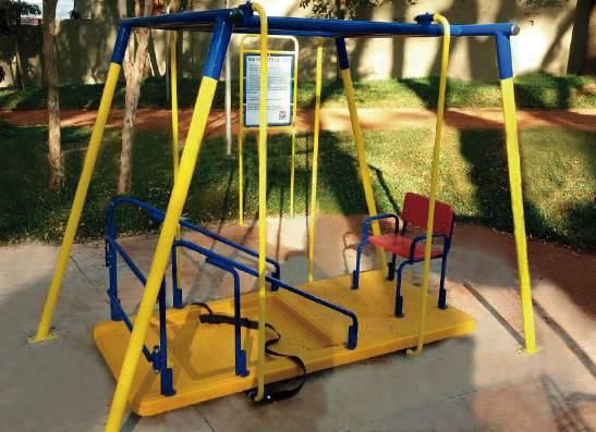 Playground Cadeirantes Tóten explicativo contendo instruções de segurança balanço frontal *