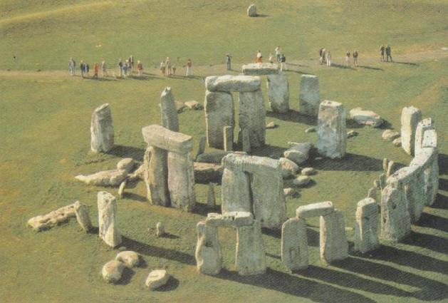 Estas imensas pedras fixadas no chão, sem nenhum tipo de argamassa, denominam-se dolmens quando organizada em forma de mesa ou portas (fig.9) normalmente, ligavam-se ao culto aos mortos.