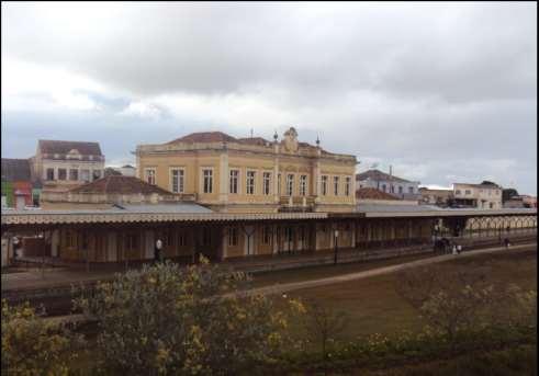 147 Resultado e Discussões Com a retirada dos trilhos do Pátio Central da RFFSA, hoje centro da cidade de Ponta Grossa, iniciou-se o processo de reocupação da área.