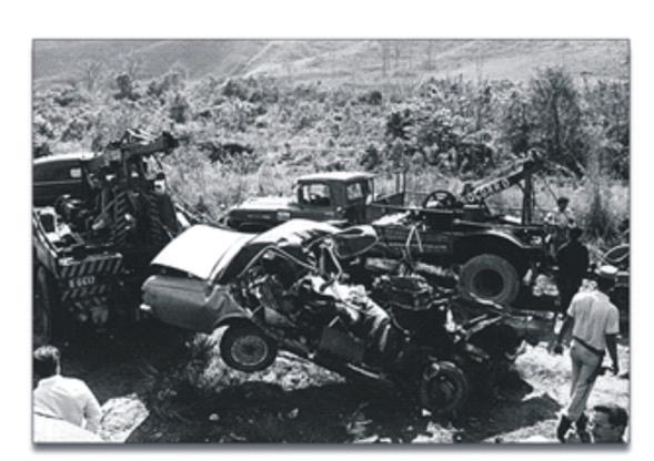 anteriores e posteriores à colisão do Ônibus e do Chevrolet Opala; assim como a velocidade com que eles trafegavam. Ilustração n o 23 Mostra a lanterna do Opala sem quebramentos no local do acidente.