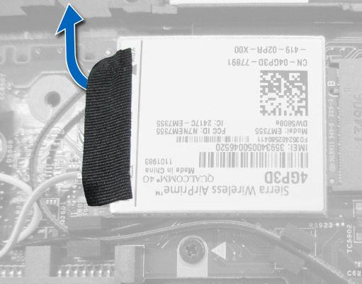 4. Execute as etapas a seguir para remover a placa WWAN: a. Desconecte os cabos da antena da placa WWAN. b. Remova o parafuso que prende a placa WWAN ao computador. c. Remova a placa WWAN do computador.