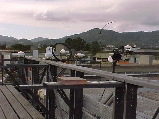19 Figura 2. Foto ilustrando a Estação solarimétrica BSRN do LABSOLAR. Os dados solarimétricos e meteorológicos correspondentes às fotos retiradas estão presentes no anexo B. 5.