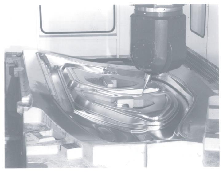 Fig. 2. Tecnologias relacionadas ao processo HSC (Schulz, 1996). Fig. 3. Exemplo de aplicação da tecnologia HSC numa matriz de estampo (Schützer, 2003).