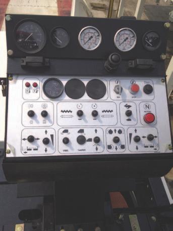Controle de direção VDA 400 PAINEL DE CONTROLE Painel completo, com todos os comandos e instrumentos necessários à operação do equipamento, incluindo: - Manômetro: indica a pressão do sistema