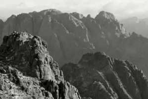 Deus Revela o Monte Sinai para Ron Wyatt Da travessia do Mar Vermelho até Monte Sinai O povo de Deus saiu de Sucote (bem perto da fronteira do Egito) para a praia de Nuweiba no primeiro dia da Festa