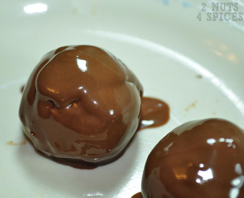 Bem, feito o beijinho é só esperar ele esfriar bem na geladeira, untar levemente as mãos com manteiga ou óleo e fazer bolinhas do tamanho que preferir.