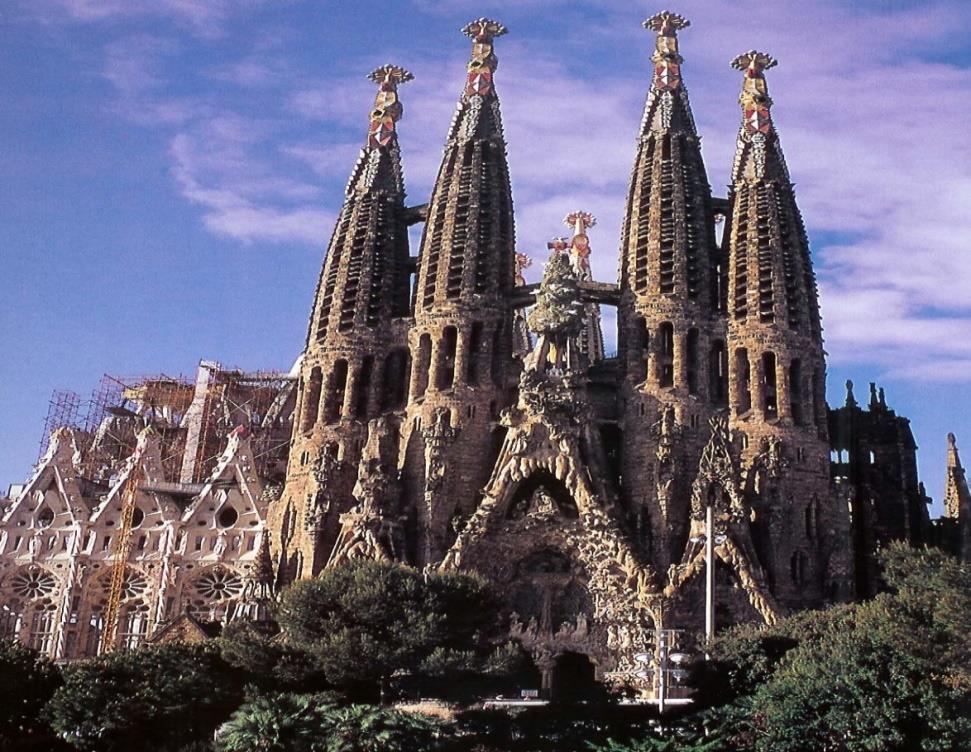 O diferencial de Antoni Gaudí ( 1852 1926 ) Não existe nenhuma outra edificação como a Igreja da Sagrada Família em nenhuma outra parte do mundo.