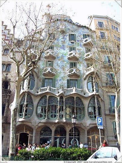 Gaudí e as vanguardas: o espírito do Art Nouveau Casa Batló ( 1904 1906 ) conhecida como a Casa dos Ossos, que lembra um dragão devido ao