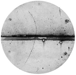 Como detectamos raios cósmicos? Câmera de nuvens A câmera de Wilson foi o detector de traços mais amplamente usado em raios cósmicos e física nuclear.
