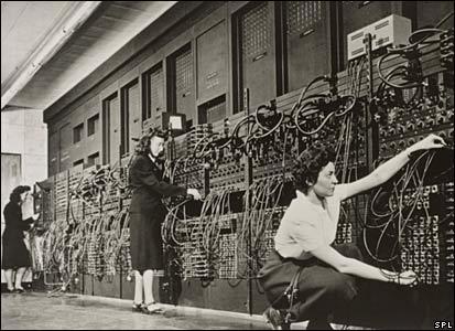 Geração 1 Válvulas - ENIAC (1946) Mauchley e Eckert - U. Penn. (fundaram depois a UNIVAC). 18.000 válvulas - Programada por 6.