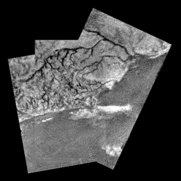 Aspeto da superfície de Titã. A imagem foi obtida pela sonda Huygens quando esta descia em direção à superfície (14 de janeiro de 2005).