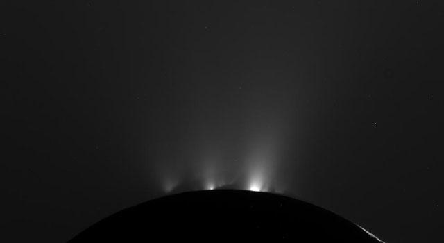 Enceladus nesta imagem obtida pela sonda Cassini podemos ver jatos de gelo e vapor (geysers) a sair de