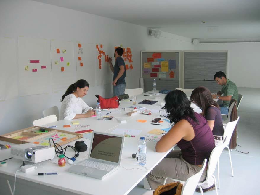 Depois de uma primeira aproximação teórica, durante este workshop, os participantes percorrerão um processo coletivo de criação de ideias : desde a