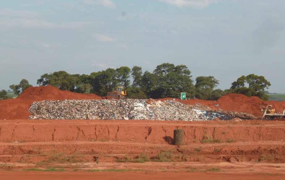 Resíduos Sólidos Urbanos - RSU 2.4 REGIÃO CENTRO-OESTE Os 467 municípios da região Centro-Oeste geraram, em, a quantidade de 17.306 toneladas dia de RSU, das quais 93,7% foram coletadas.