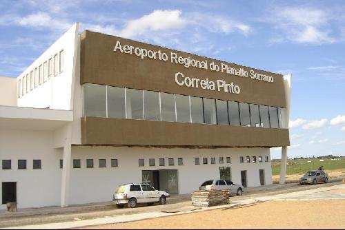 AEROPORTO REGIONAL PLANALTO SERRANO Aeroporto com pista de 1 800 m de comprimento por 30 m de largura.