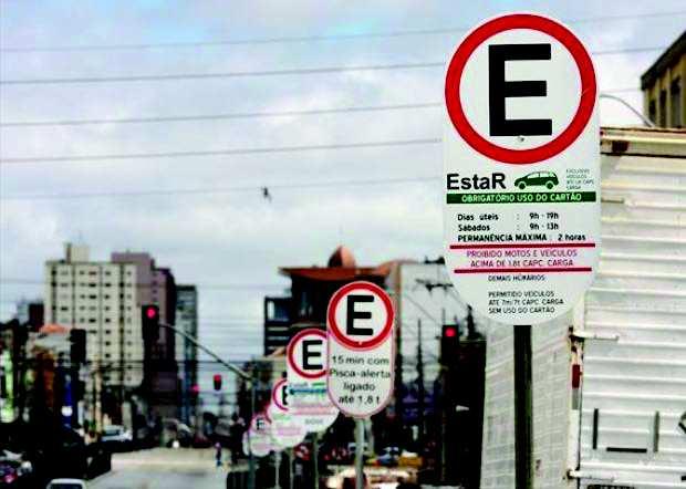Descrição de utilização regular das vagas O sistema de Estacionamento Rotativo Regulamentado Eletrônico em vagas nas vias e logradouros públicos de Curitiba deverá ser disponibilizado aos usuários