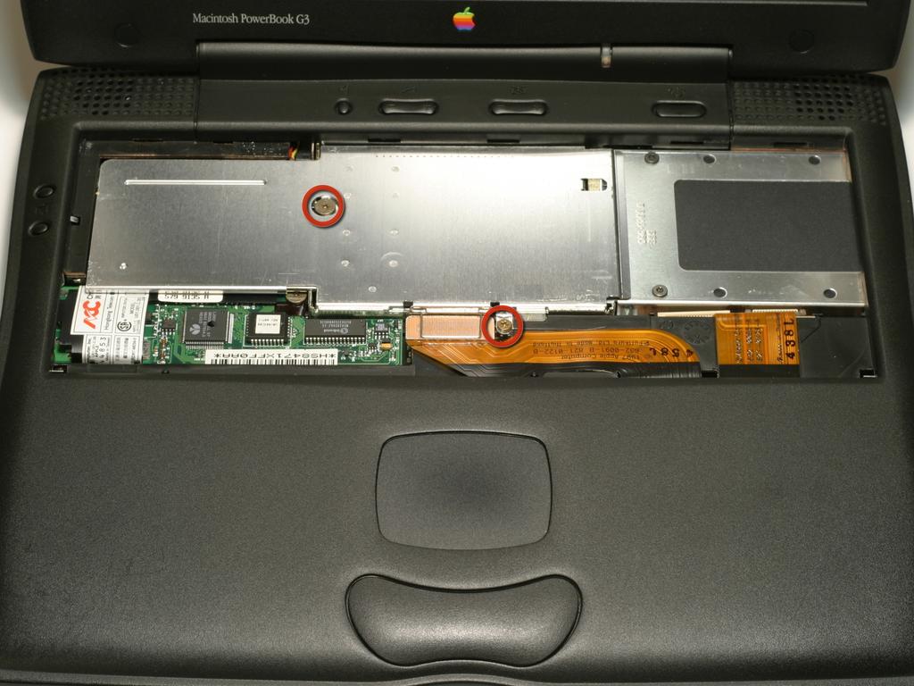 Substituição PowerBook G3 Wallstreet PC Card gaiola Passo 7 Heat Shield Remova os dois