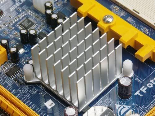 Figura 3 Dissipador sobre a ponte norte Ponte Sul O chipset ponte sul por sua vez, é responsável pelo controle de dados de baixa velocidade, como por exemplo, o controle da porta serial e paralela, o