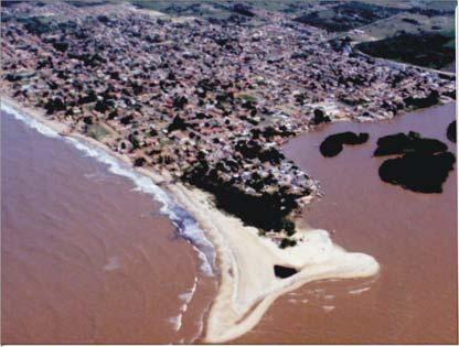 Especialmente na área onde houve retrogradação se estabelece a cidade de Atafona, que foi severamente atingida por estes processos.