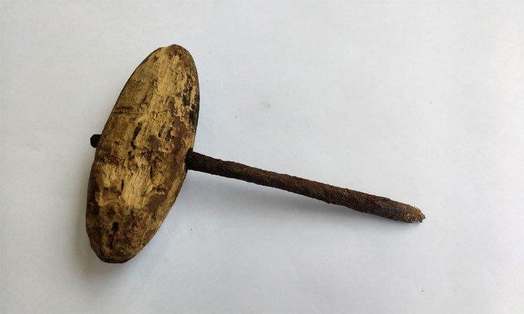 Verruma, utensílio de ferro que termina numa espécie de espiral, utilizado para abrir furos na madeira.
