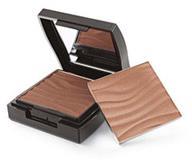 Pó Bronzeador 2 tonalidades Possui uma cobertura suave e com acabamento que deixa a pele sedosa/acetinada Deixa a pele com um aspecto de bronzeado natural e