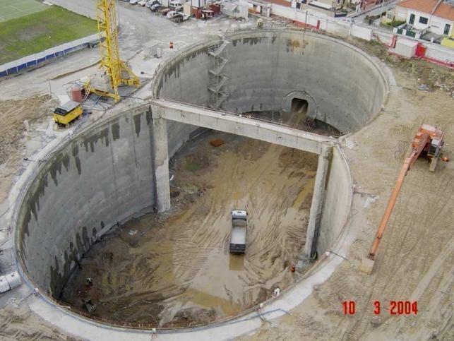 construção do enorme poço da estação do Marquês (48 e 40 metros respectivamente para o eixo maior e o menor da elipse, (Fig.