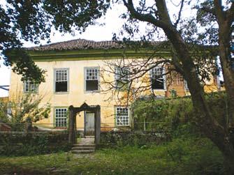 Um hall à direita das alcovas leva à outra alcova, a um banheiro e à