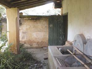 a meia altura, com piso cerâmico e ventilação com básculas,